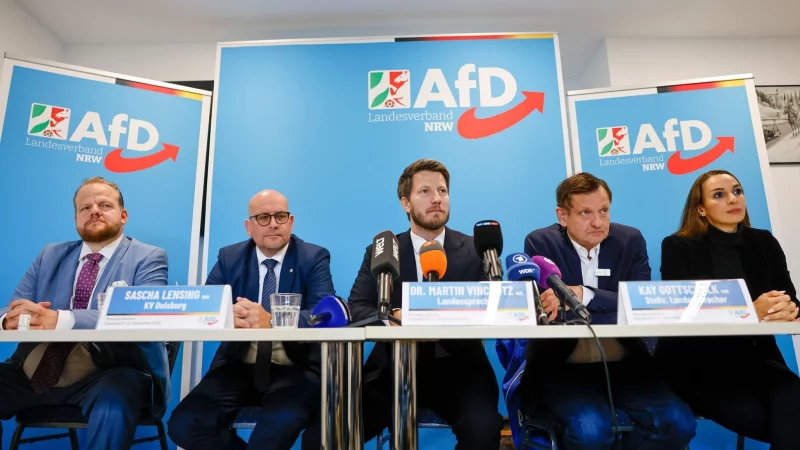 Die AfD in NRW um ihren Vorsitzenden Martin Vincentz (mitte) hat auch bei den Wahlen der Integrationsr&auml;te gut abgeschnitten. - &copy; Thomas Banneyer/dpa
