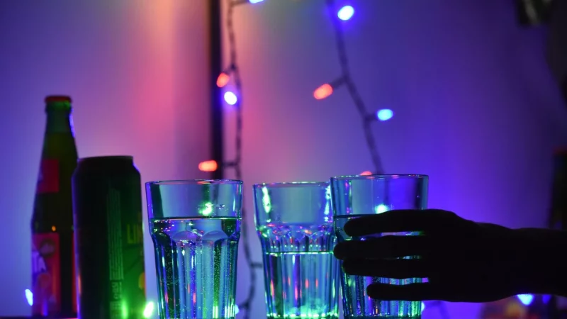 Ist ein Getr&auml;nk einen Moment unbeaufsichtigt, kann jemand K.o.-Tropfen hineinsch&uuml;tten - wie jetzt in der Paderborner Kneipe Limericks. - &copy; Christian Thiele/dpa