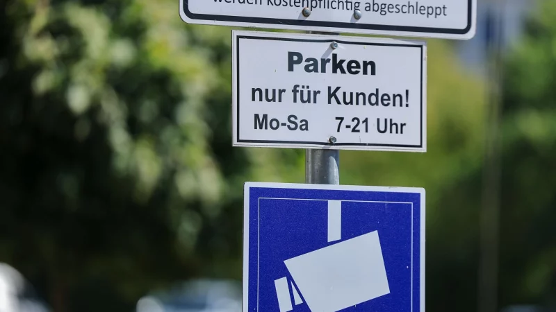 Ein Schild weist auf einem Supermarktparkplatz darauf hin, dass Parken nur für Kunden gestattet ist und der Platz videoüberwacht wird. - © Jan Woitas/dpa