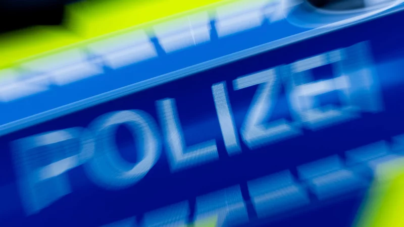 Die Polizei ist am Samstagnachmittag in H&uuml;llhorst im Einsatz. - &copy; Rolf Vennenbernd/dpa