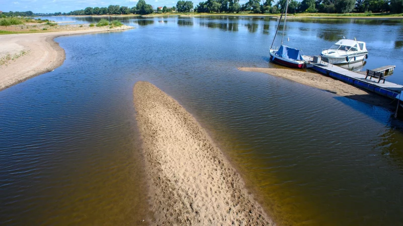 Sandbänke sind am Ufer der Elbe zu sehen: Wegen der anhaltenden Trockenheit ist derzeit Niedrigwasser. - © Klaus-Dietmar Gabbert/dpa