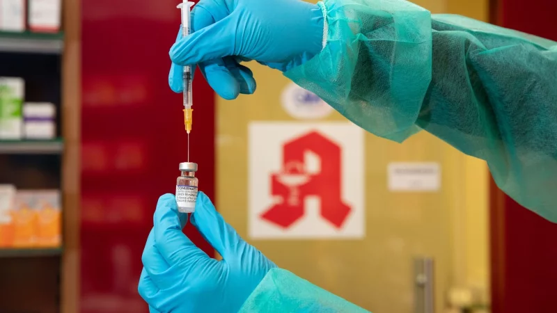 In der Langen Nacht des Impfens können Teilnehmende sich bis spät abends gegen Grippe oder Corona impfen lassen. - © Friso Gentsch/dpa