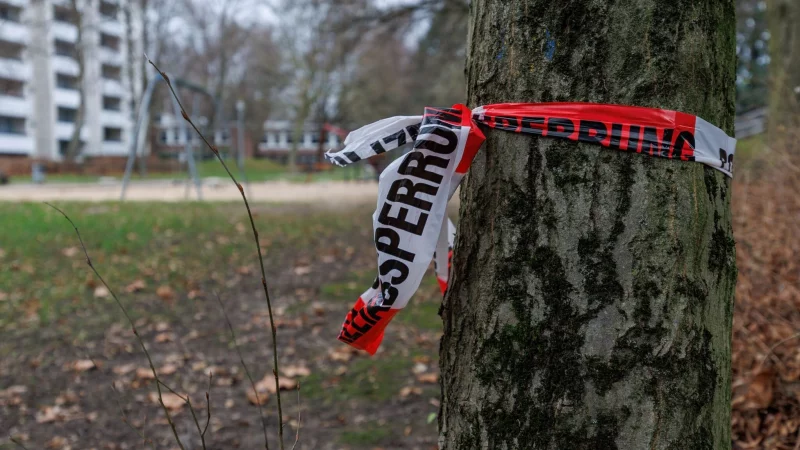 Auf diesem Spielplatz in Baumheide starb nach der Z&uuml;ndung von Feuerwerk ein 18-j&auml;hriger Bielefelder. - &copy; Friso Gentsch/dpa