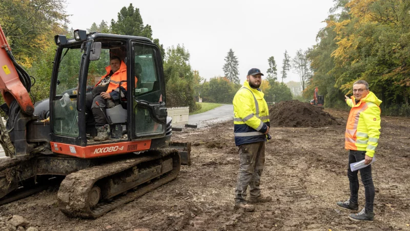 Jörg Flintrop von der Stadt Horn-Bad Meinberg (rechts) und Lennard Meiertoberens von der bauausführenden Firma begutachten die Bauarbeiten am Eggestadion. - © Stadt Horn-Bad Meinberg