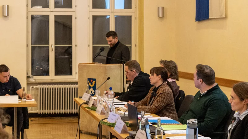 K&auml;mmerer Tim S&ouml;lter (am Rednerpult) w&auml;hrend der Ratssitzung bei der Einbringung des kommunalen Haushalts. - &copy; Stadt Horn-Bad Meinberg/Sebastian Vogt