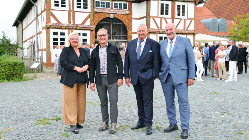 Feiern das 125-j&auml;hrige Bestehen der Dachdecker-Innung Lippe: Andrea Hegerbekermeier, Gesch&auml;ftsf&uuml;hrerin Kreishandwerkerschaft Paderborn-Lippe, Obermeister Stefan Raabe, Kreishandwerksmeister Mickel Biere und Peter Eul, Pr&auml;sident der Handwerkskammer OWL zu Bielefeld (von links). - &copy; Dietmar Flach