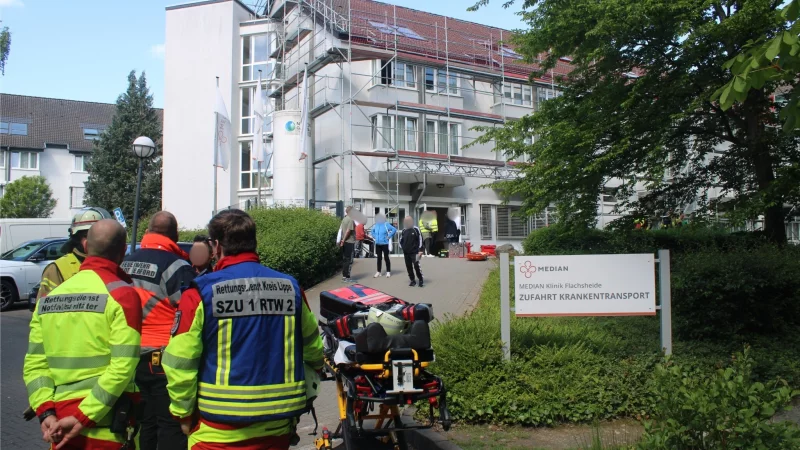 In der Klinik Flachsheide hat es am Dienstagvormittag gebrannt. W&auml;hrend die Feuerwehr noch im Inneren die letzten Glutnester abl&ouml;scht, warten Rettungsdienst und einige Patienten vor dem Geb&auml;ude. Verletzt wurde bei dem Brand niemand. - &copy; Freiwillige Feuerwehr Bad Salzuflen/Lea Spellmeier