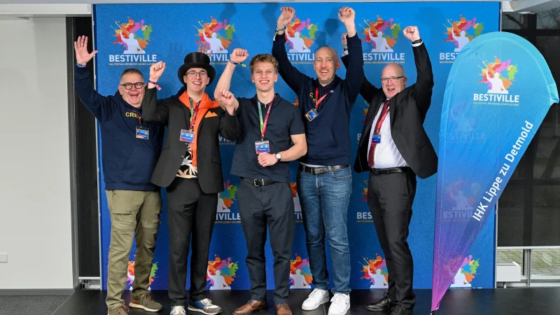 Freuen sich: Andreas Knappstein, Pr&auml;sident IHK Arnsberg, Lennart Hemmelmann, Weidm&uuml;ller Interface, Joscha Weigel, Yomei GmbH, J&ouml;rg Nolte, Hauptgesch&auml;ftsf&uuml;hrer IHK Arnsberg, Martin Raithel, Abteilungsleiter IHK Lippe (von links). - &copy; Wolfgang Detemple