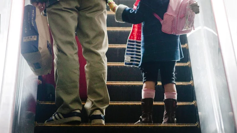 Alleinerziehende haben es nicht immer leicht. Die Diakonie Paderborn-H&ouml;xter und eine Mutter berichten &uuml;ber ihre Erfahrungen. - &copy; Diego Azubel/epa/dpa-tmn
