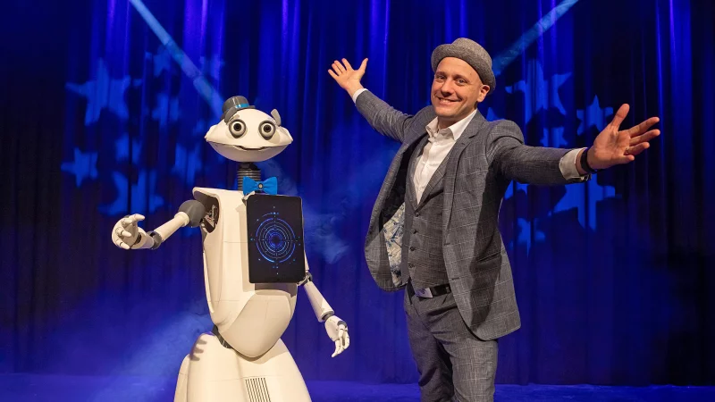Jean Olivier l&auml;dt zur magischen Zaubershow mit dem interaktiven Roboter Sparky. - &copy; Axel Jusseit