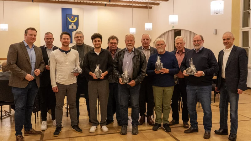B&uuml;rgermeister Heinz-Dieter Kr&uuml;ger (rechts) verabschiedet die scheidenden Ratsmitglieder gemeinsam mit seinem Nachfolger Michael Ruttner (links): Sascha Beine, Dennis Gerke, Konrad Hambr&uuml;gge, Adrian Block, Heinz-Joachim Schulz, Reinhard Gerke, Manfred Robrecht, Herbert Kohlbrecher, Wilfried W&auml;chter und Lothar Schr&ouml;der. - &copy; Stadt Horn-Bad Meinberg