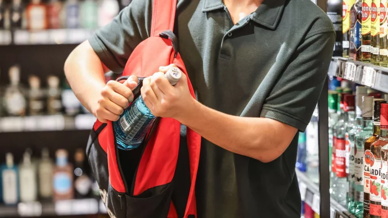 Alkohol gehört zu beliebten Zielen von Ladendieben in OWL, beobachtet die Polizei. - © Oliver Berg/dpa