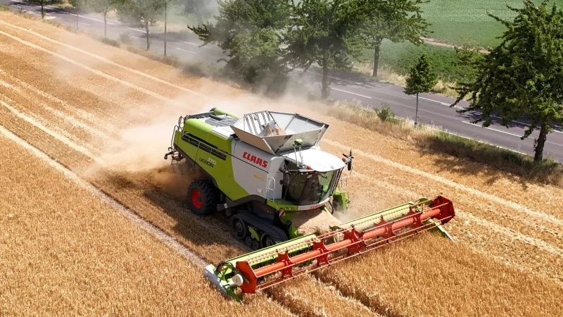 In dem neuen Vorfertigungszentrum des Landmaschinenherstellers Claas im Kreis Gütersloh werden auf 9.000 Quadratmetern Mähdrescherkomponenten bis zu einer Größe von 2,50 Meter produziert. - © Peter Gercke/dpa