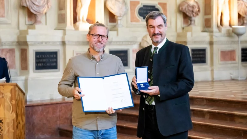 Hohe Auszeichnung für einen mutigen Oerlinghauser: Thomas Finke bekommt von Markus Söder die Christopherus-Medaille des Landes Bayern als Lebensretter verliehen.
Foto: Freistaat Bayern - © Freistaat Bayern