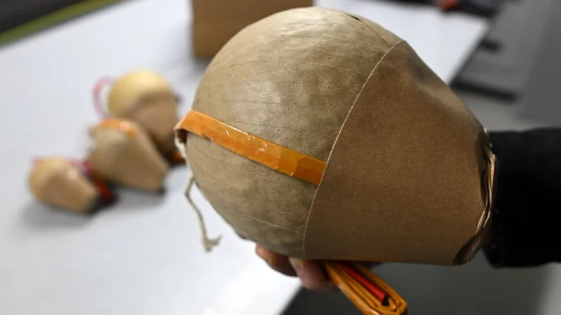 Sogenannte Kugelbomben haben eine enorme Sprengkraft &ndash; und sie werden illegal verkauft. Einem Mann aus OWL kostete ein solcher Feuerwekrsk&ouml;rper vergangenes Silvester sogar das Leben. - &copy; Federico Gambarini/dpa