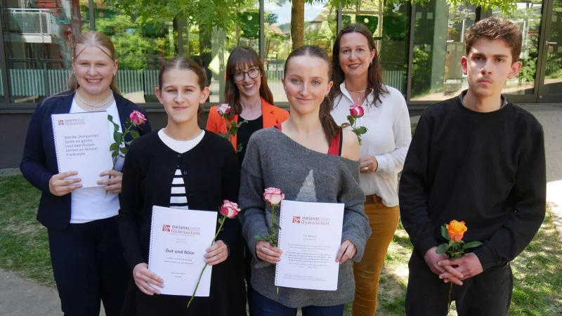 Elftes Expertencaf&eacute; am MWG: Mit Finja Bobe, Anni Krause, Nadine K&ouml;hler, Emily Bell, Judith Brinkmann und Mohammad Al Shiblack (von links). - &copy; Thomas Kr&uuml;gler