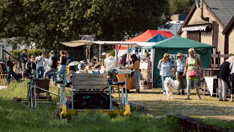 Nach der Premiere im vergangenen Jahr lädt das Kulturstellwerk erneut zum Kunst- und Handwerksmarkt nach Farmbeck. - © FlyingX Media
