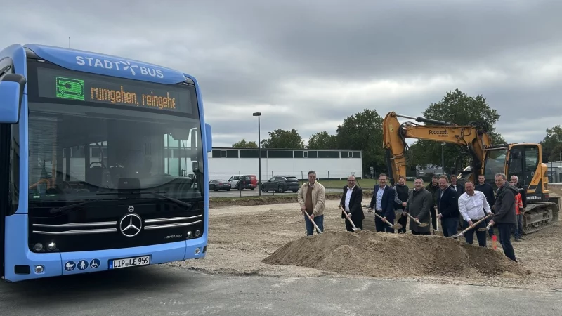 Mario Rehmsmeier (VBE, vorn, von links), B&uuml;rgermeister Markus Baier, Lemgos Stadtwerke-Chef Matthias Sasse, Landrat Dr. Axel Lehmann, Heinz Linke (Firma Linke), VBE-Gesch&auml;ftsf&uuml;hrer Sven Oehlmann und J&uuml;rgen Kle&szlig; (Stadtwerke Lemgo) setzten den ersten Spatenstich f&uuml;r die Errichtung der Infrastruktur f&uuml;r Elektrobusse. - &copy; VBE
