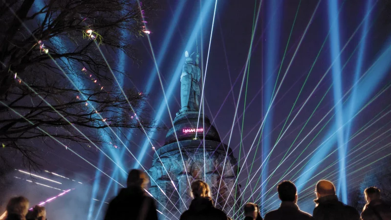 Grandiose Momente am Hermann haben viele Lipper schon erlebt - wie etwa bei der Show "Hermann leuchtet". In der Bonusfolge von "Mythos Arminius" erz&auml;hlen einige von ihnen ihre Geschichten. - &copy; Archivfoto: Torben Gocke