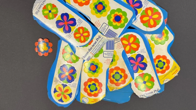 Die kleinen Sticker erinnern an eine Zeit, in der Werbegeschenke noch mit Liebe gesammelt wurden. - &copy; Sven Kienscherf