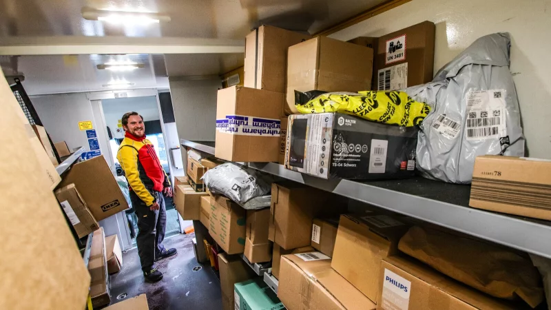 185 Pakete stapeln sich im Lieferwagen von Sebastian Heppe - die wird er an nur einem Tag in Herford zustellen. - © Moritz Trinsch