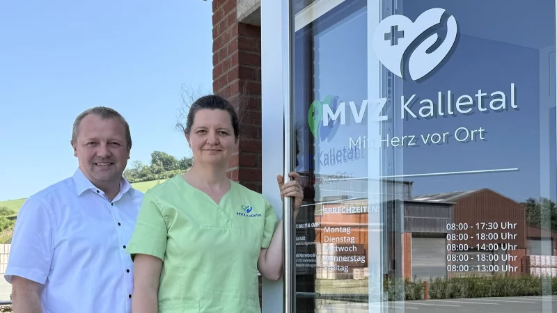 Bürgermeister Mario Hecker und die ärztliche Leiterin Imola Kalló freuen sich, dass das MVZ Kalletal den Patienten endlich offen steht. - © Carolin Nieder-Entgelmeier
