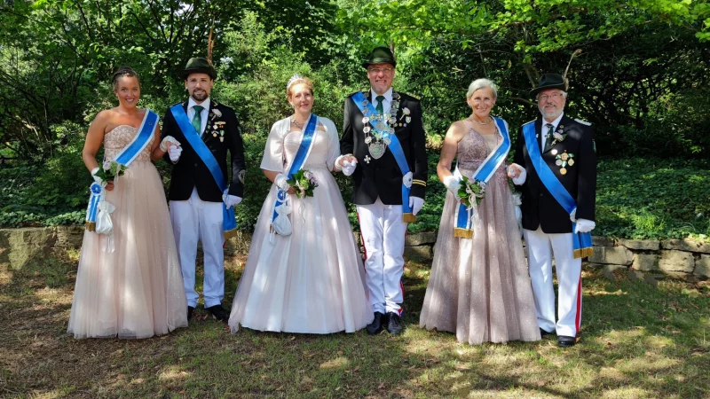 Der aktuelle Schötmaraner Schützenthron: (von links) Janina Balk, Daniel Thinius, Ihre Majestät Bettina I. Hellmich, Seine Majestät Christian I. Hellmich, Hanne Kramer und Rolf Kramer. - © Schützen Schötmar