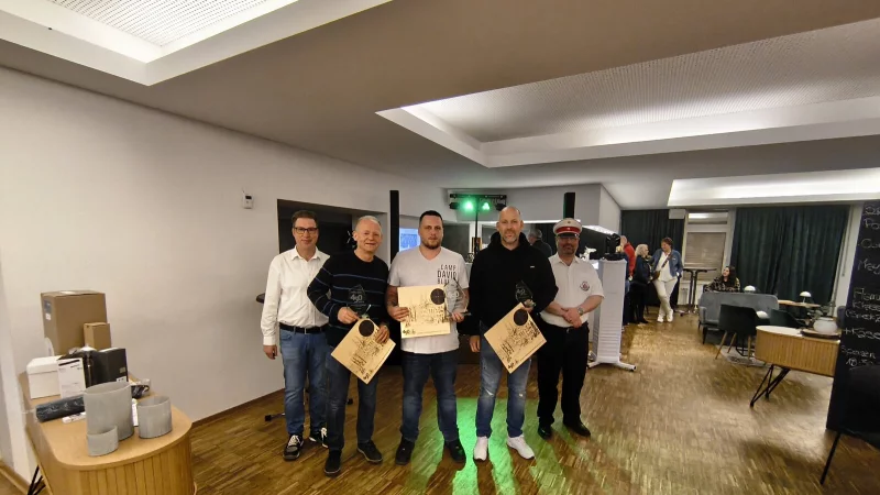 Oberleutnant Axel Hesse (links) und Major Daniel Becker (rechts) zeichneten Claus Raabe, Daniel Rosenau und Manfred Obermann (von links) aus. - © Schützengesellschaft Lemgo