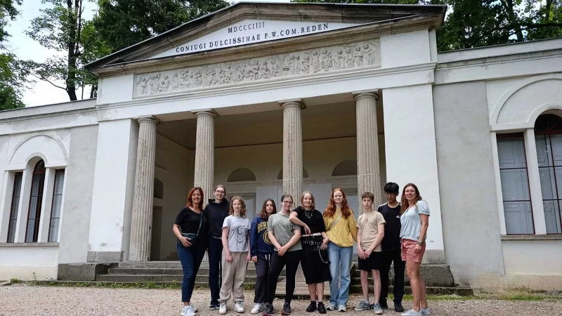 Am Teehaus im Park von Bukowiec: Eleni Konstantinidis (von links), Hanna Winkelgrund, Johanna Justus, Violetta Justus, Leonie Keltz, Maike Landermann, Lucy Schroerl&uuml;cke, Gabriel Justus, Phuong Son, Patrycja Skorzecka. Foto: Partnerschaftsverein Leopoldsh&ouml;he - &copy; Partnerschaftsverein Leopoldsh&ouml;he