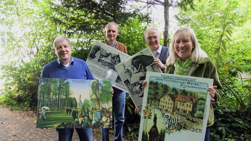 Dr. Stefan Wiesekopsieker (von Links) vom Lippischen Heimatbund, Cord Brüning vom Heimatverein Hiddesen, Historiker Roland Linde und Dr. Bärbel Sunderbrink, Leiterin des Stadtarchivs Detmold, laden im Haus des Gastes zur Tagung "Ein Denkmal - viele Perspektiven" ein. - © Yvonne Glandien