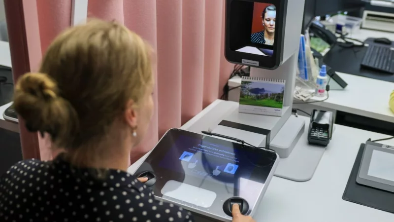 Ein digitaler Fotoautomat erm&ouml;glicht es, Passbilder direkt im B&uuml;rgerservice zu machen. "Praktisch", finden die einen. "Eine Bedrohung f&uuml;r den lokalen Einzelhandel", meinen andere. - &copy; Jan Woitas/dpa