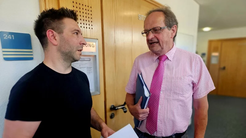 Kl&auml;ger Arne Wiegand (links) bespricht sich auf dem Gerichtsflur mit seinem Anwalt Dr. Wolfang Wesener aus Recklinghausen. Hinter ihnen liegt ein emotionsgeladenden Kammertermin. - &copy; Janet K&ouml;nig