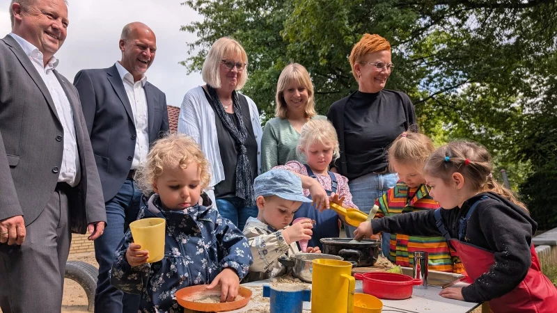 Wurden direkt von den U3-Kindern der Kita Zwergenhaus in Kalletal "bekocht": Bürgermeister Mario Hecker (von links), Sascha Dölling (Volksbank-Geschäftsstelle Hohenhausen), Birgit Schröder (Kita Pusteblume), Caroline Nolting (Leiterin der Kita Wichtelnest in Talle) sowie Silke Busch (Kita Zwergenhaus). - © Annika Langhagel