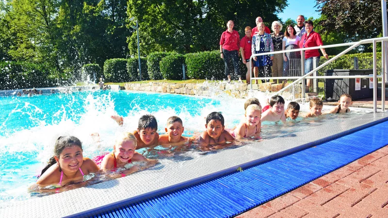 Im Hintergrund die Vertreter der beteiligten Institutionen - © Nicole Ellerbrake