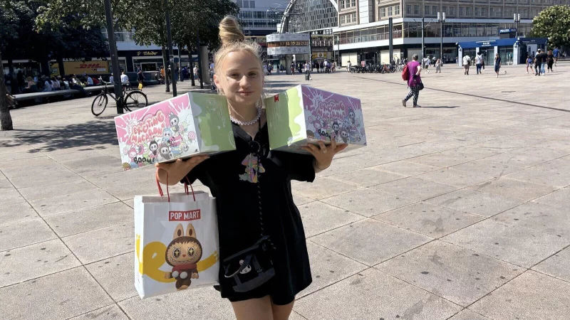 Nika hat in Berlin großen Erfolg beim Shoppen der Labubus. - © Privat