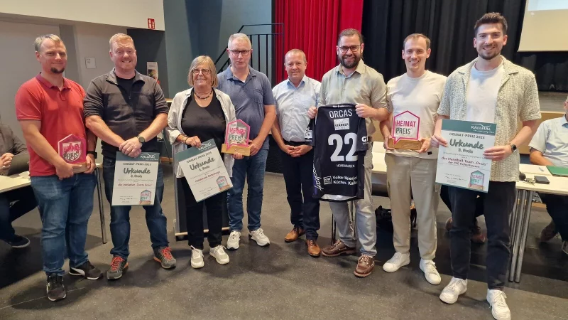 Freuen sich über den Heimatpreis: (von links) Jens Wiesner, Daniel Mesch, Heiderose Osterhage, Dirk Richert, Bürgermeister Mario Hecker, Sven Rainer Hoffmann, Luca Isenberg und Brian Reissmann. - © Nadine Uphoff