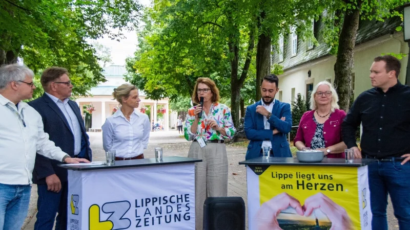 Beim Besuch des LZ-Wahlmobils f&uuml;hlen Redakteur Jost Wolf (links) und die stellvertretende Chefredakteurin Silke Buhrmester (Mitte) den Kandidaten (von links) Frank Kuhlmann (B&uuml;rgerb&uuml;ndnis), Dr. Stella Schwenner (unabh&auml;ngig), Celil Celik (SPD), Diana Ammer (Linke) und Michael Ruttner (CDU) auf den Zahn. - &copy; Raphael Bartling
