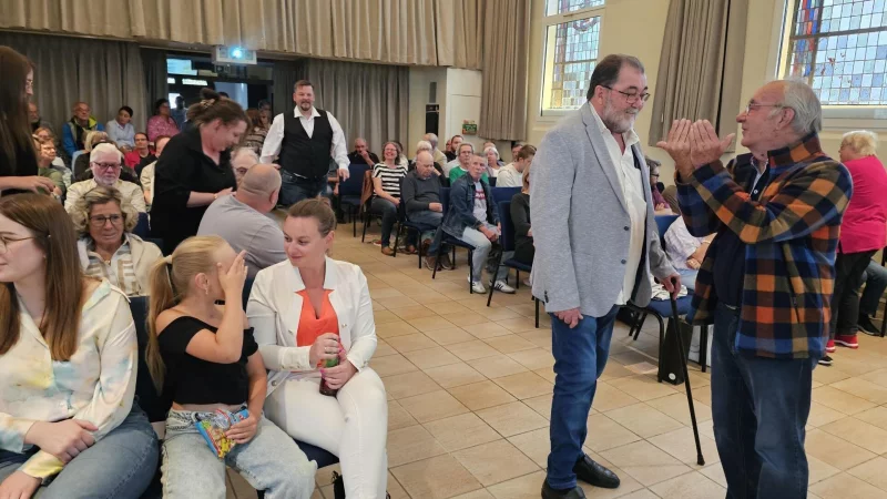 Manfred Hilbrink-Späth (links vorne im Gang) hatte mit seinem Team die Podiumsdiskussion im Bürgerhaus für das Lagenser Bündnis gegen Rechts organisiert und begrüßte einige Gäste. Das Interesse war sehr groß, viele mussten im Eingang stehen. - © Astrid Sewing