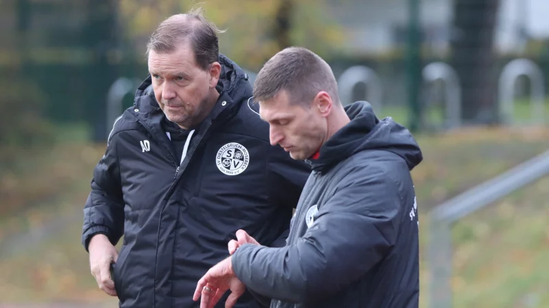 Der Blick von Daniel Barbarito, Trainer des SV Diestelbruch-M., geht auf die Uhr. Daneben: Obmann Arne Dreier. - &copy; Sebastian Lucas