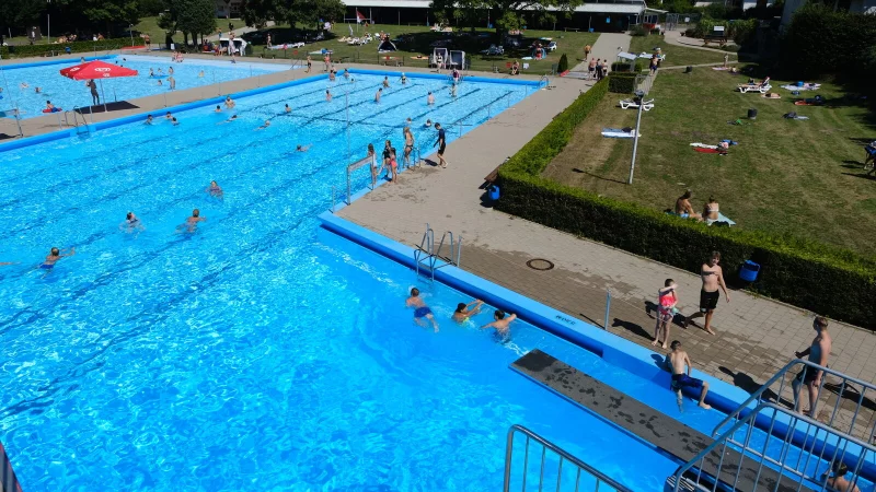In diesem Sommer sind laut den Freibadvereinen weniger Badegäste in die Detmolder Freibäder gekommen als noch 2024. - © Archivfoto: Sven Koch
