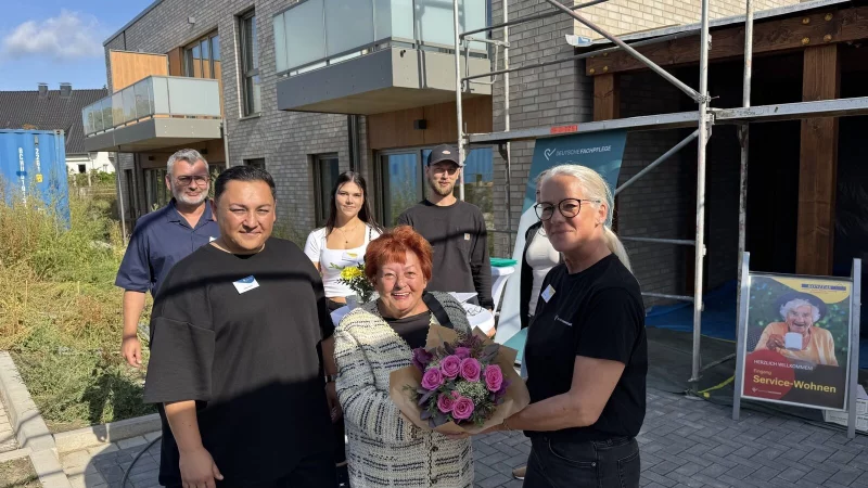 Stellvertretende B&uuml;rgermeisterin Marion von Canstein (vorne Mitte) &uuml;berreicht Bereichsleiterin Johanna Birkl Blumen. Auch Gesch&auml;ftsf&uuml;hrer Jens Reitemeier, Bereichslieter Ruslan Milidi, Pflegedienstleiterin Jessica Friesen und Hausleiter Florian Thielmann (vopn links) freuen sich auf die Er&ouml;ffnung. - &copy; Sandra Castrup