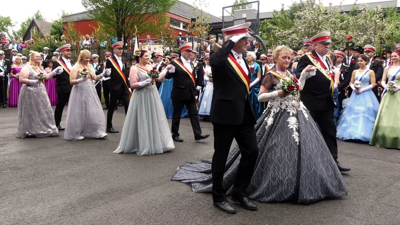 Schützenkönigin Renate Zubek und Schützenkönig Reinhard Krist (rechts) marschieren mit ihrem Hofstaat ein. - © Rudi Rudolph