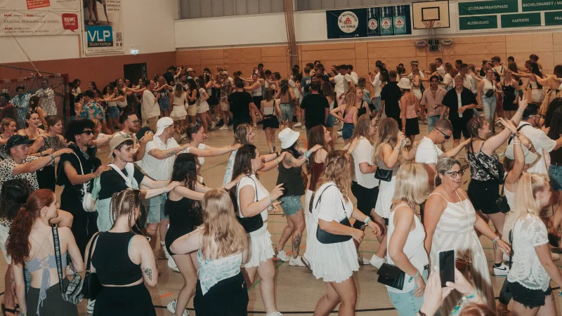 Die Party musste in der Turnhalle weitergehen: Rund 1100 G&auml;ste warteten dort, bis die Party weiterging. Andere suchten Schutz in ihren Autos oder fuhren nach Hause. - &copy; Bildrechte: Hirschgold Events