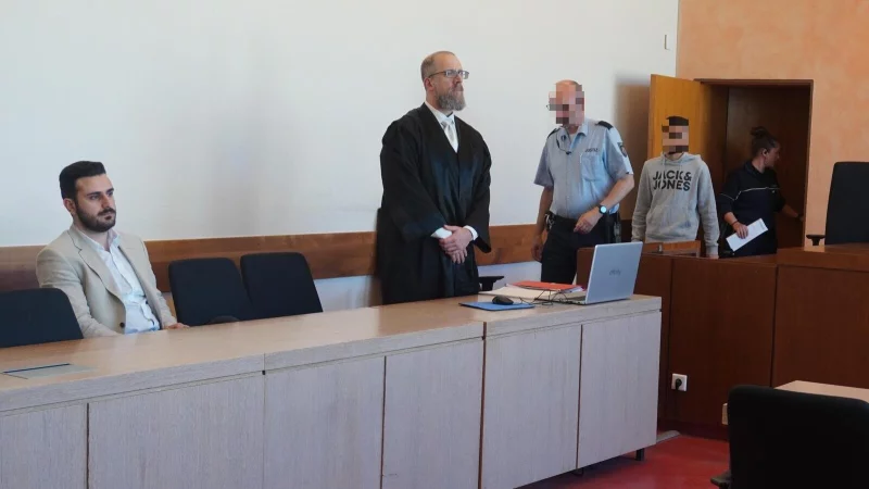 Der Angeklagte wird in den Gerichtssaal geführt. Sein Verteidiger Hendrik Schnelle und ein Dolmetscher warten bereits auf ihn. - © Michaela Weiße