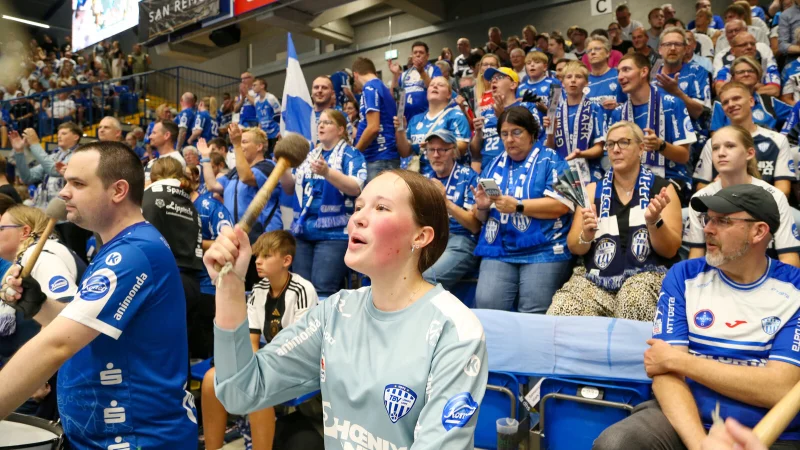 Auf die TBV-Fans ist immer Verlass: Sie sorgen f&uuml;r Stimmung in der Phoenix-Contact-Arena und lassen den Hexenkessel brennen. - &copy; Paul Cohen