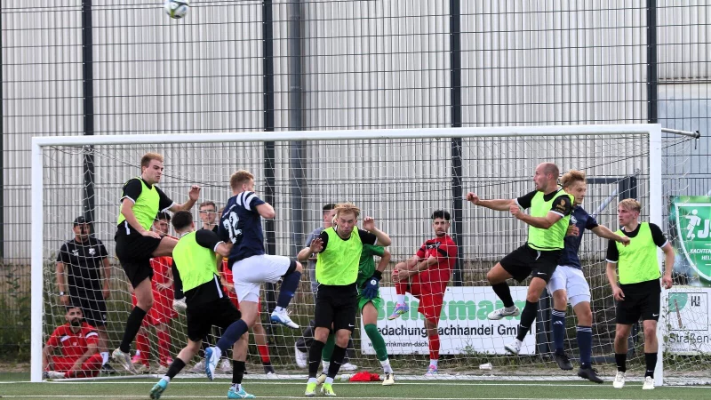 Gefahr im Jerxer Strafraum nach einem Eckball für den TuS Leopoldshöhe. - © Oliver König