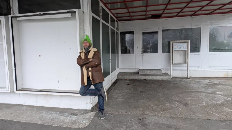 Viktor Bowel alias "Bommel" aus Lemgo vor dem leerstehenden Haus am Steinstoß 1, wo er wochenlang campiert hat. Er habe auf das Thema Wohnungsnot aufmerksam machen wollen. - © Annika Langhagel