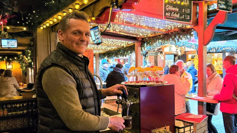 L&auml;uft gut bei Andr&eacute; Schneider und den anderen St&auml;nden mit Getr&auml;nken - der Weihnachtsmarkt 2025 ist ein echter Kracher. - &copy; Kurt Ehmke