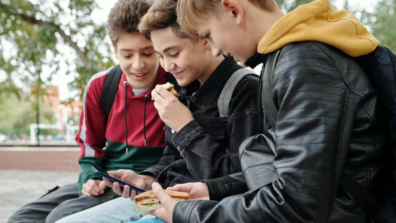 Wenn es nach den Teilnehmern des Lippe-Checks geht, sollte es in Detmold mehr offene Treffpunkte f&uuml;r Jugendliche geben. - &copy; Symbolbild: Pexels