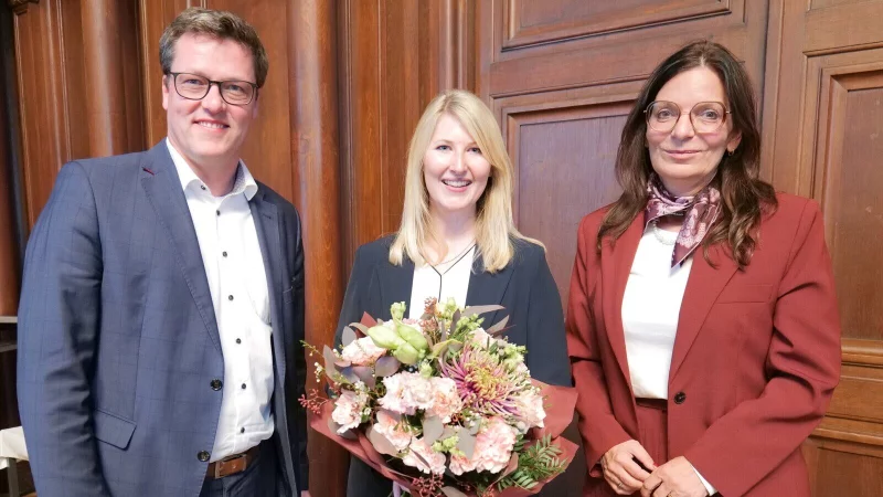 Der f&uuml;r die Feuerwehr zust&auml;ndige Beigeordnete Jochen Strieckmann (links) und Herfords B&uuml;rgermeisterin Anke Theisen (rechts) gratulieren Marilena Nolting. - &copy; Stadt Herford